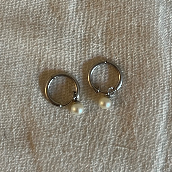 Linjer Pearl Huggie Earrings Silver-Kirsten - Picture 2 of 5